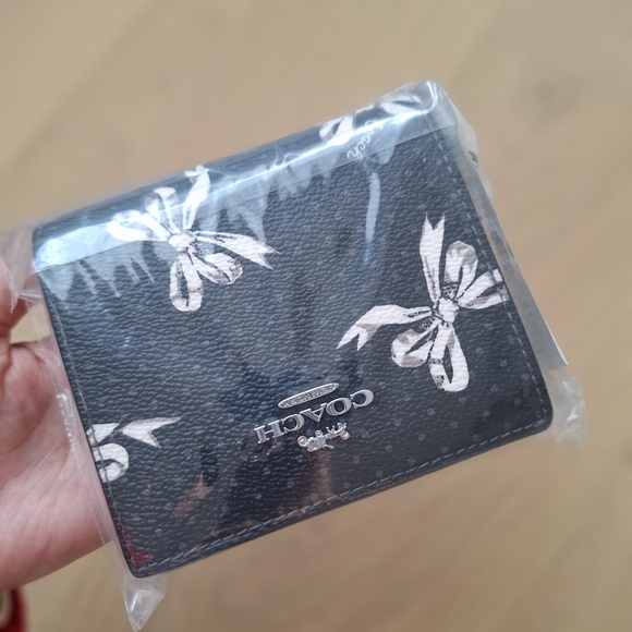 NWT！COACH SNAP WALLET WITH BOW PRINT FAST SHIPPING - Picture 1 of 9